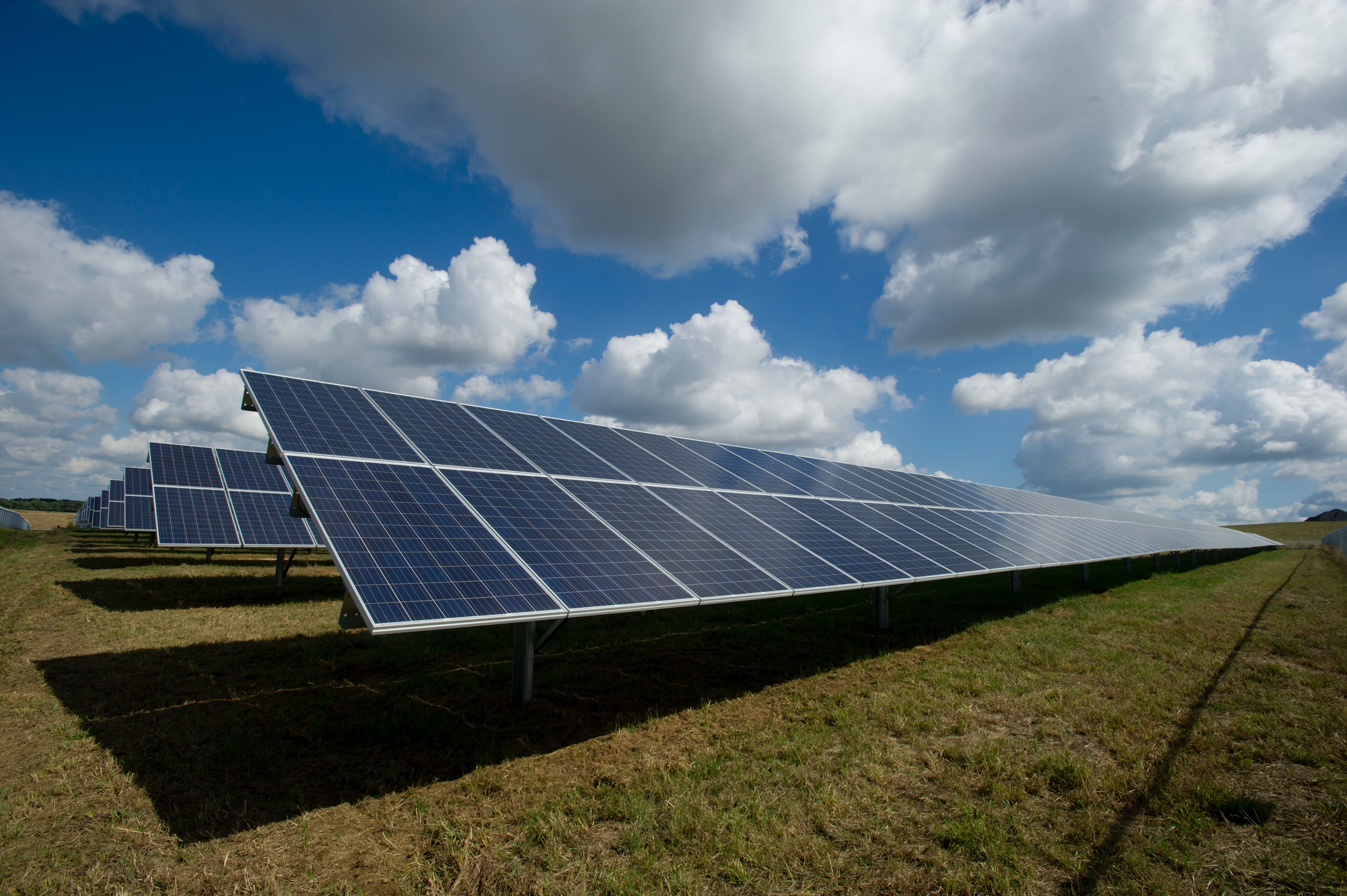 solar_panels_mounting_ground_02-min
