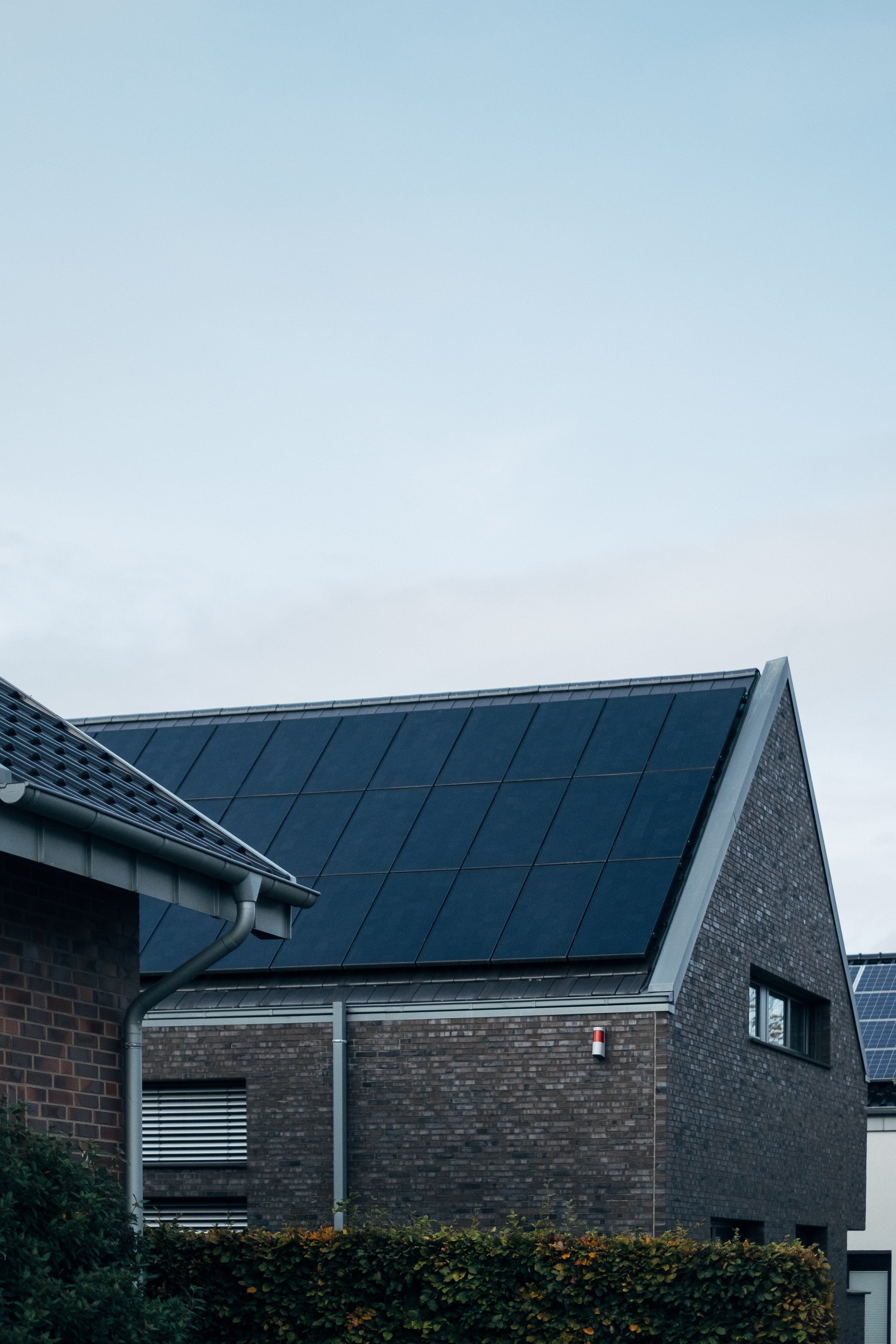 solar_panels_mounting_high_pitched_roof_01-min
